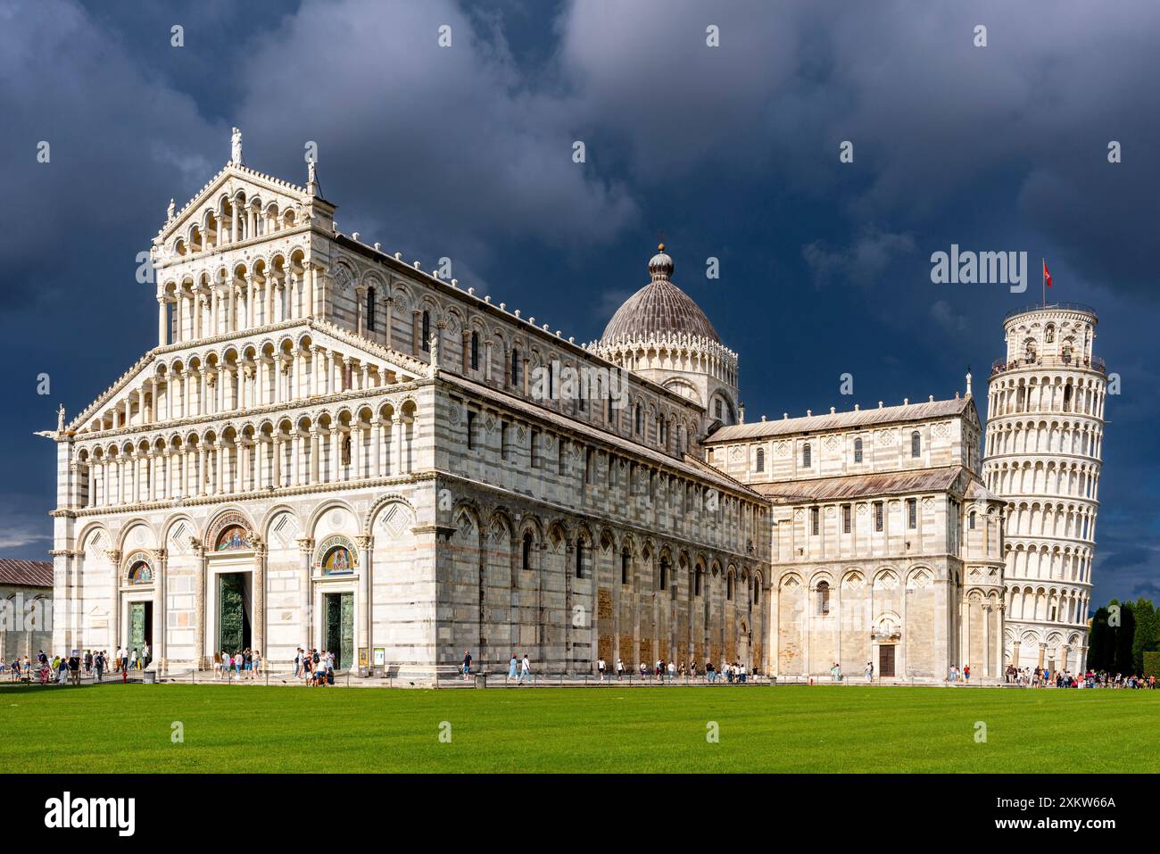 Der Dom (Kathedrale) und der Schiefe Turm von Pisa, Feld der Wunder, Pisa, Toskana, Italien. Stockfoto