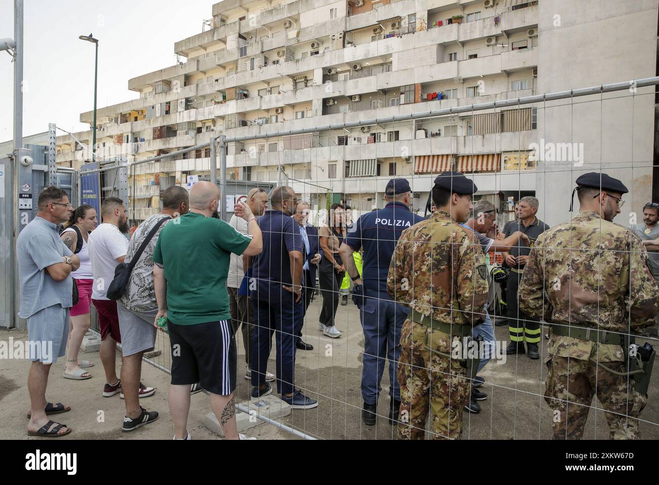 Die Bewohner der Vela Celeste di Scampia in Secondigliano warten zwei Tage nach dem Zusammenbruch einer Balustrade, bei der drei Menschen starben, auf ihre Häuser, um erstklassige Güter in ihre Häuser zu bringen Stockfoto