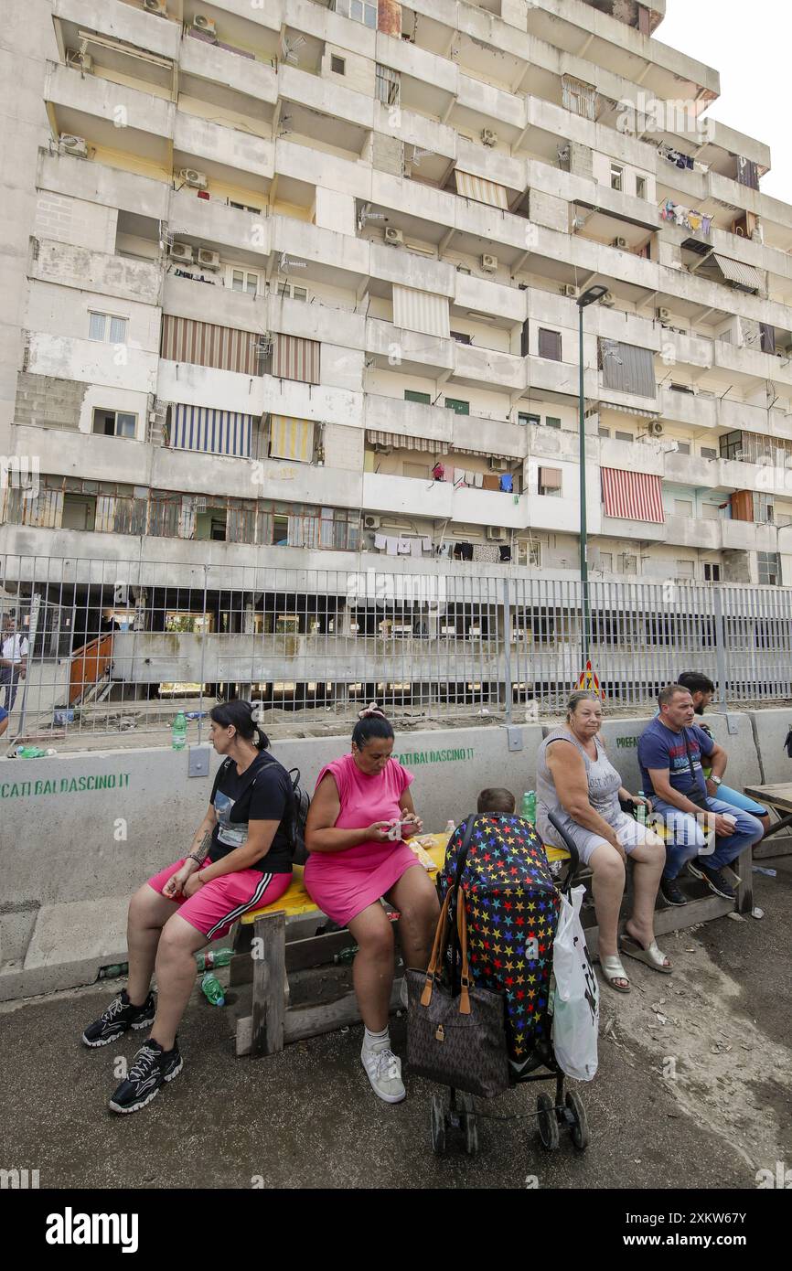 Die Bewohner der Vela Celeste di Scampia in Secondigliano warten zwei Tage nach dem Zusammenbruch einer Balustrade, bei der drei Menschen starben, auf ihre Häuser, um erstklassige Güter in ihre Häuser zu bringen Stockfoto