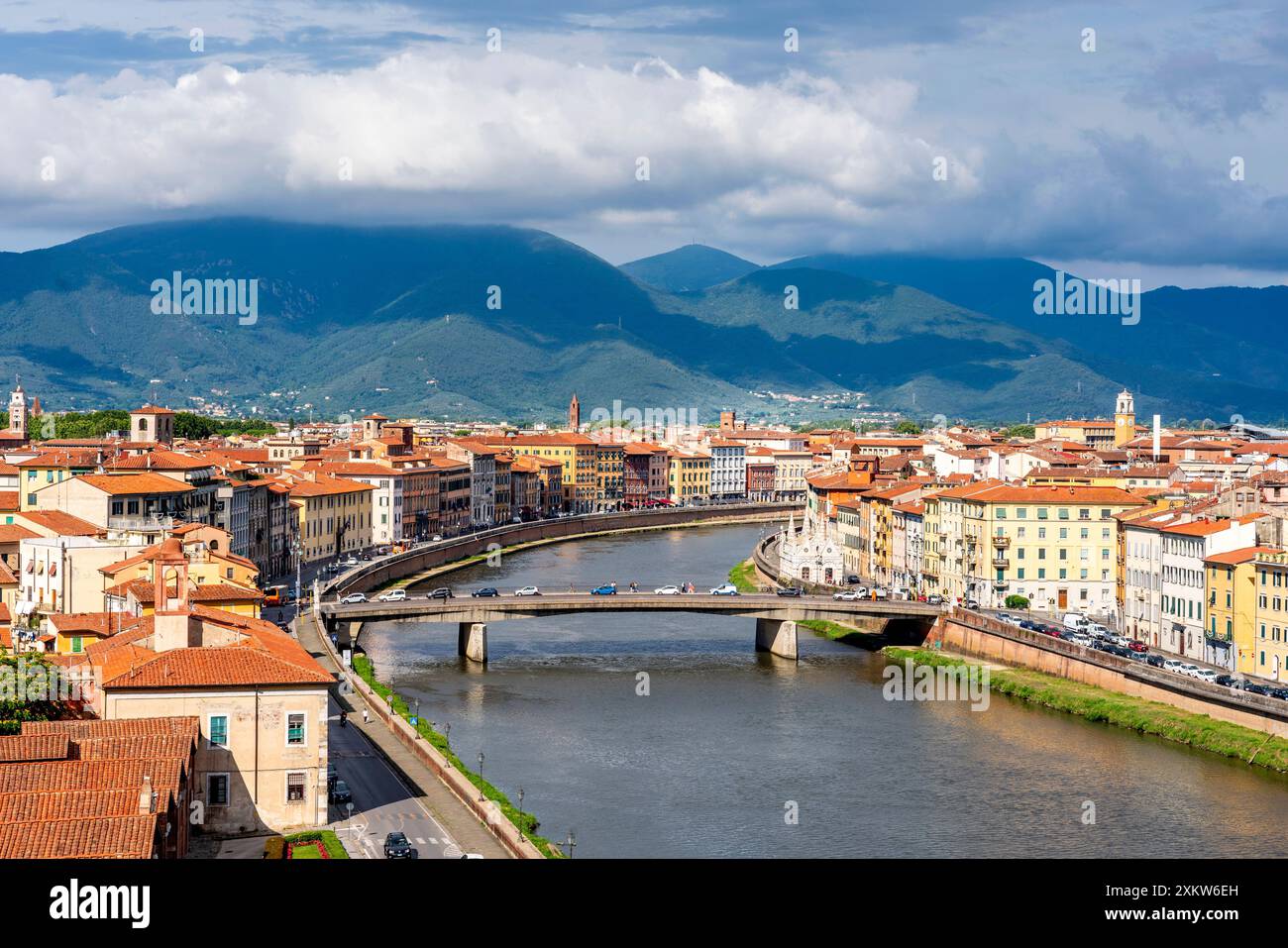 Ein erhöhter Blick auf den Fluss Arno und die Stadt Pisa, Toskana, Italien. Stockfoto