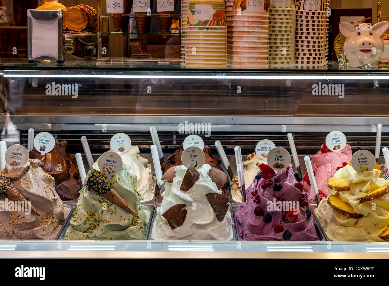 Eine Ausstellung von hausgemachtem Eis zum Verkauf in Einem Geschäft in Siena, Italien Stockfoto