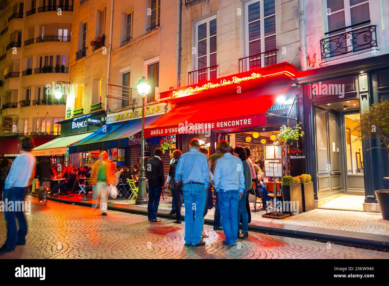 Paris, Frankreich, Menschenmenge, Männer, Drinks draußen teilen, auf der Straßenszene bei Nacht, Ladenfronten, Straßenbeleuchtung, (Rue Montorgeuil) Nachbarschaft Stockfoto