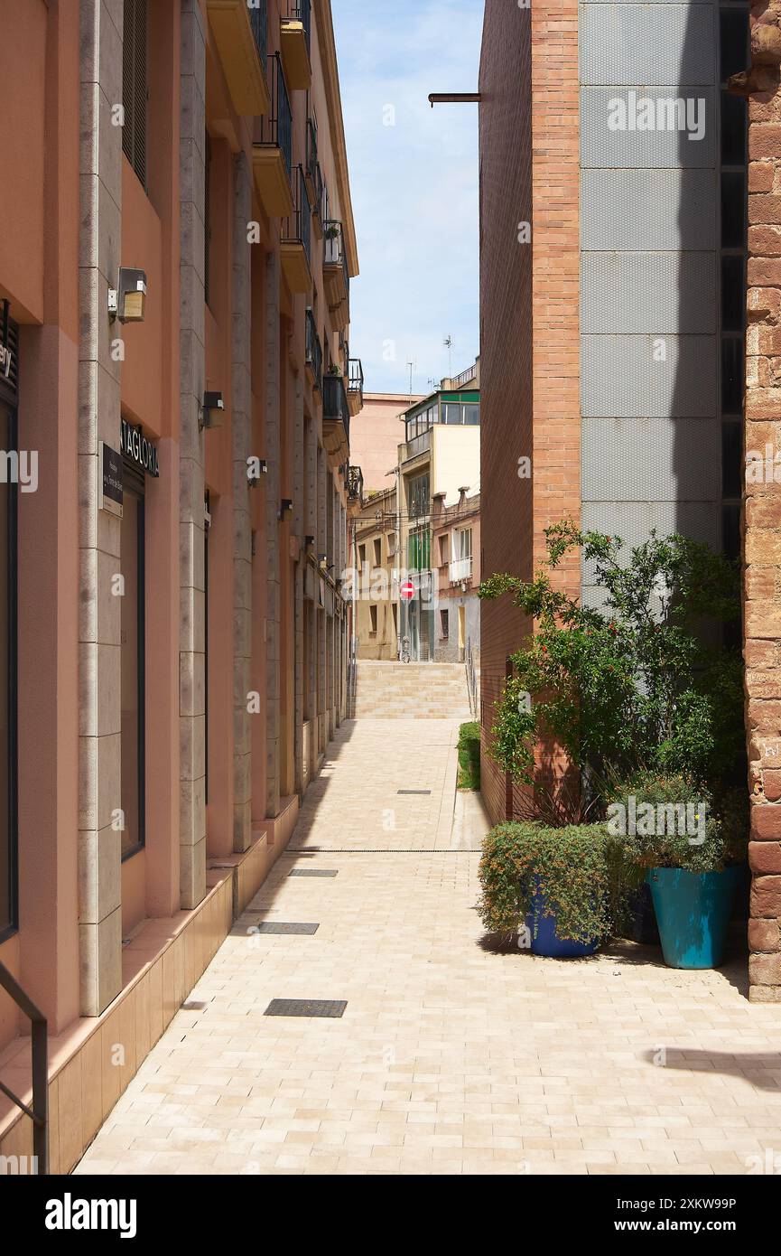 Viladecasn, SPANIEN - 24. JULI 2024: Blick auf den Fußweg torre del baro in Viladecans, mit Blick auf die moderne Architektur und das ruhige Ambiente der Stadt. Stockfoto