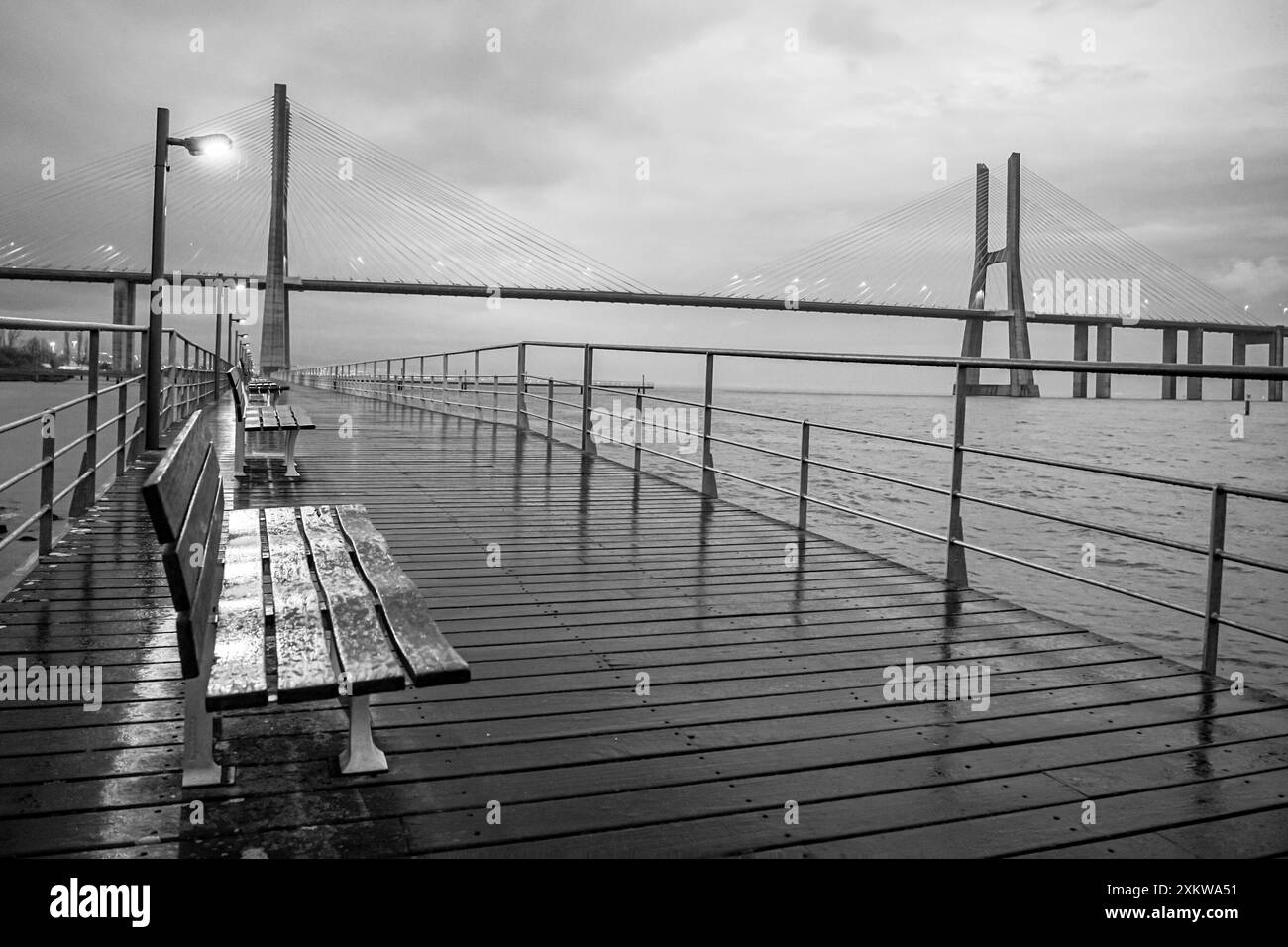 Regnerisches Nachtbild der Vasco da Gama-Brücke vom Parque das Nacos in Lissabon. Stockfoto