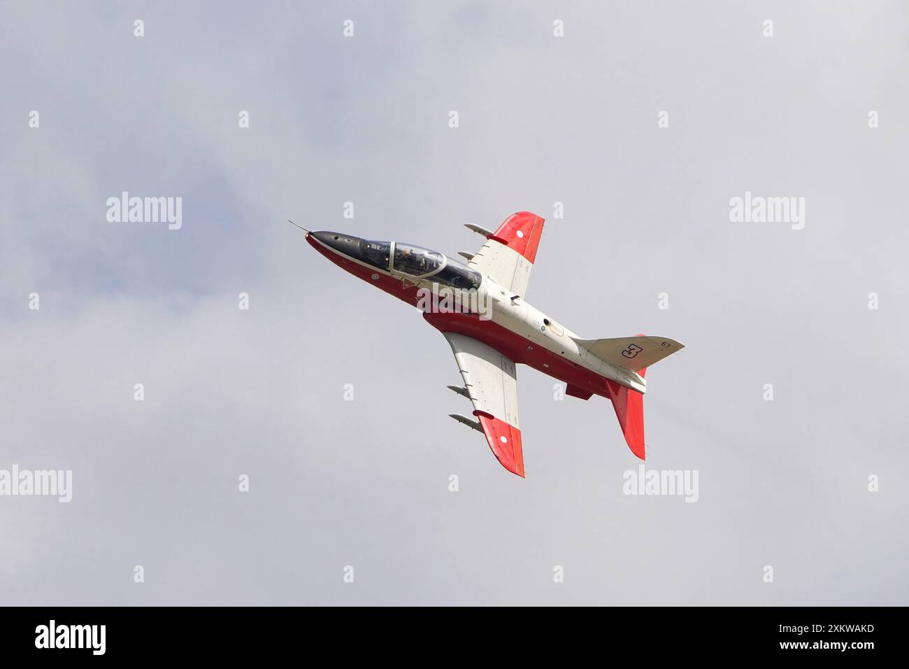 Die Midnight Hawks des finnischen Air Force Aerobatic Teams zeigen sich bei der Royal International Air Tattoo 2024 im RAF Fairford. Stockfoto