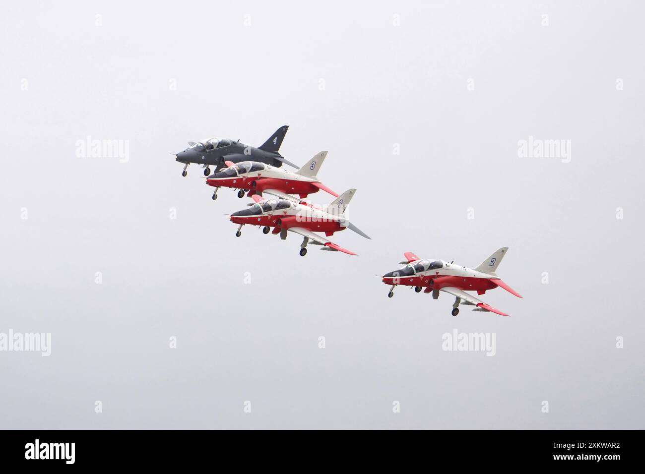 Die Midnight Hawks des finnischen Air Force Aerobatic Teams zeigen sich bei der Royal International Air Tattoo 2024 im RAF Fairford. Stockfoto