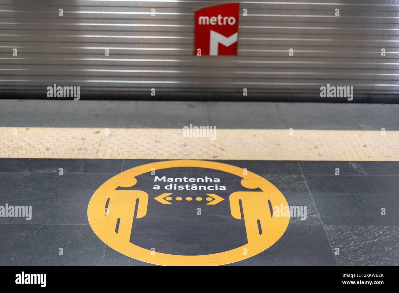 Schild, um den Abstand zwischen dem Passagier und der Lissabonner U-Bahn-Kutsche einzuhalten Stockfoto