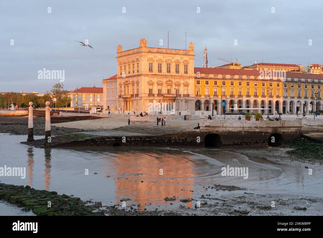 Bekannter Ort in Lissabon am Terreiro do pac, dem Säulenkai Stockfoto