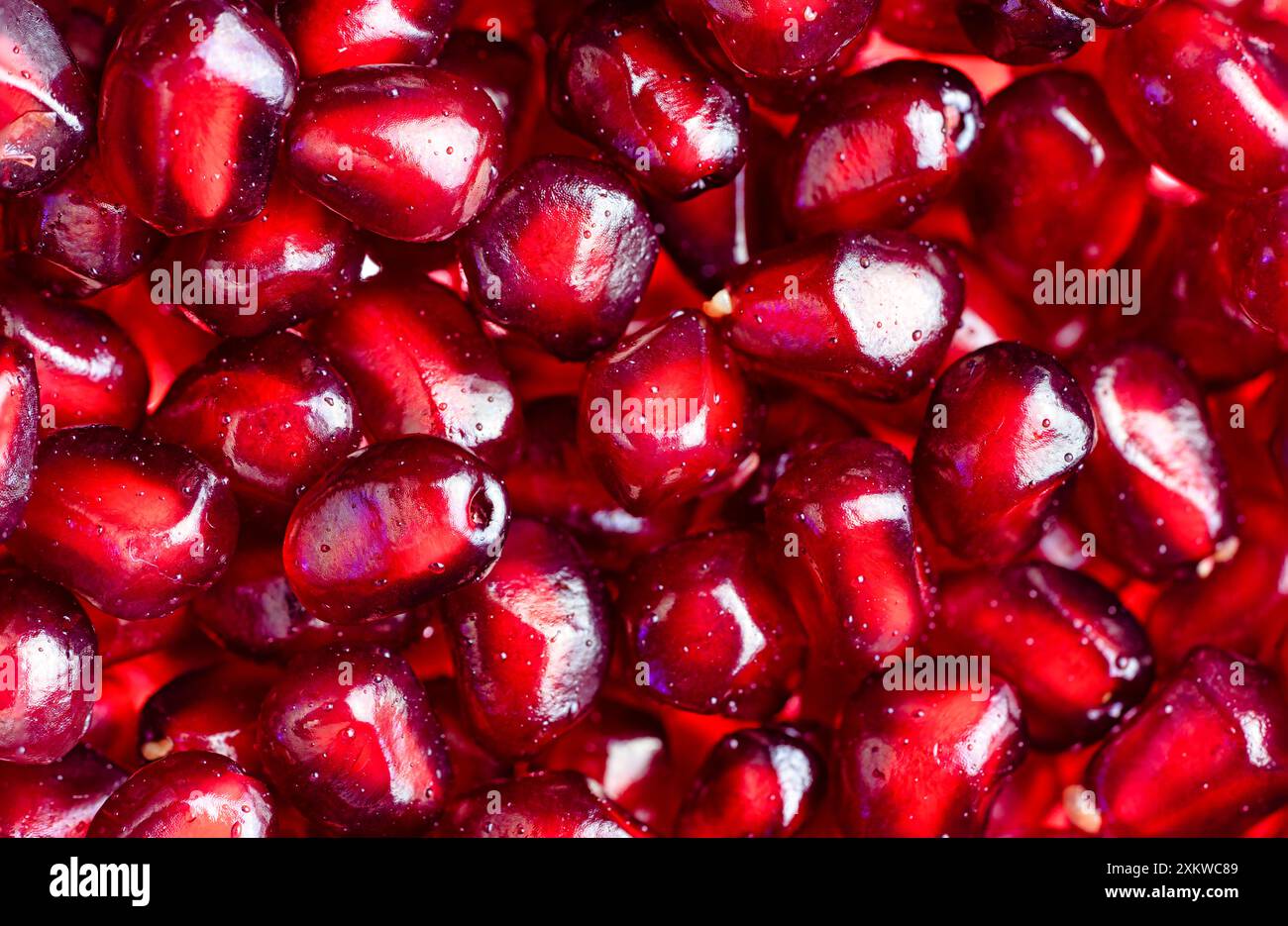 Makrophotographie einiger roter Granatapfelbeeren von oben gesehen Stockfoto