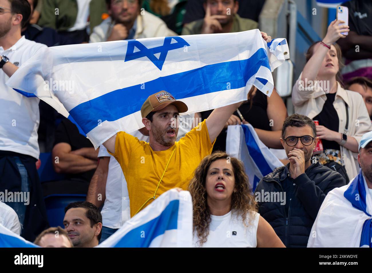 Paris, Frankreich. Juli 2024. PARIS, FRANKREICH - 24. JULI: Fans und Anhänger Israels mit Fahnen beim Spiel der Männer Fußball - Olympischen Spiele Paris 2024 zwischen Mali und Israel im Parc des Princes am 24. Juli 2024 in Paris, Frankreich. (Foto: Joris Verwijst/BSR Agency) Credit: BSR Agency/Alamy Live News Stockfoto