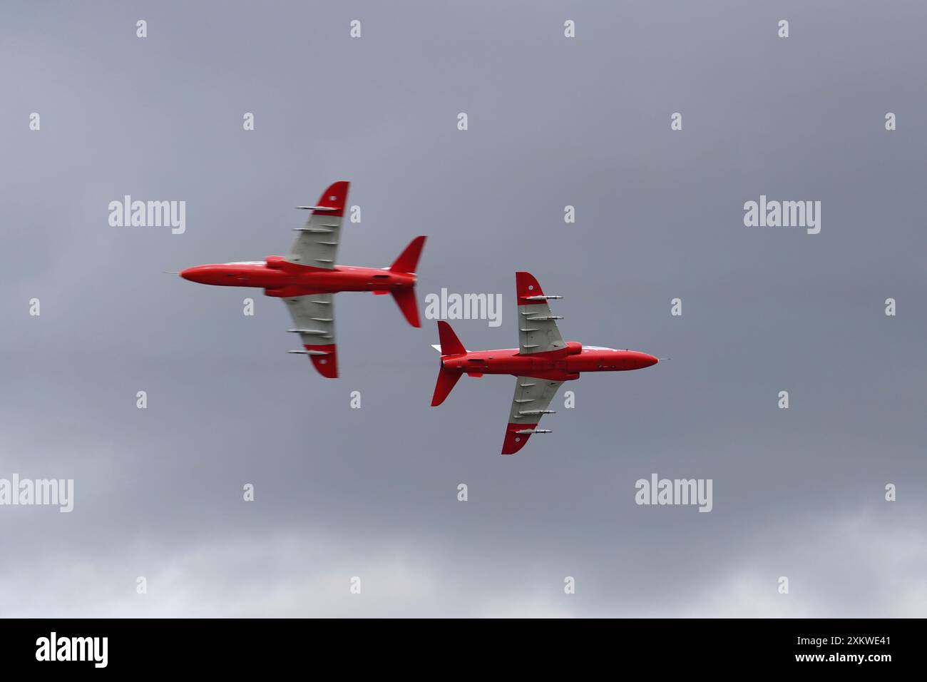 Die Midnight Hawks des finnischen Air Force Aerobatic Teams zeigen sich bei der Royal International Air Tattoo 2024 im RAF Fairford. Stockfoto