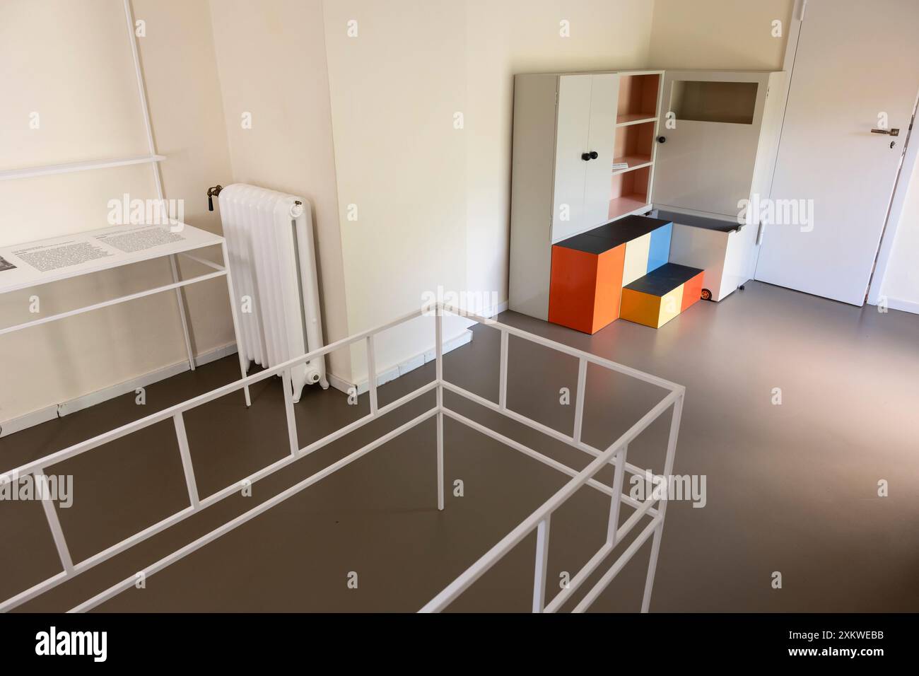 Haus am Horn, erstes Bauhausmodell. Kinderzimmer mit mehrfarbigen Würfeln und Kindergartenmöbeln. Tür zur Küche Stockfoto