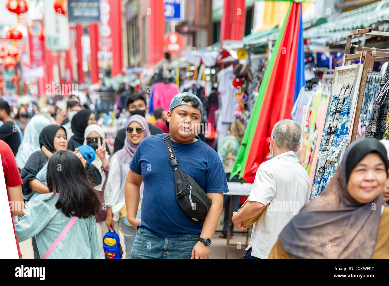 22. Februar 2023 – die Kuala Lumpur Malaysia-Petaling Street ist eine der bevölkerungsreichsten Straßen im Süden mit den vielen verschiedenen Arten von Menschen cros Stockfoto