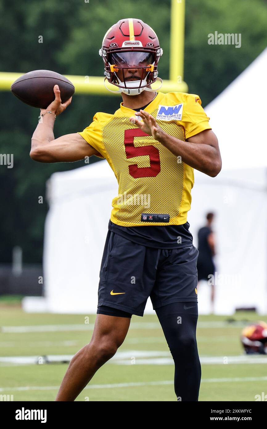 Washington Commanders Quarterback Jayden Daniels (5) Aufwärmen vor dem ersten Trainingstag vor Saisonbeginn im OrthoVirginia Training Center im Commanders Park in Ashburn VA am 24. Juli 2024 (Alyssa Howell/ Image of Sport) Stockfoto