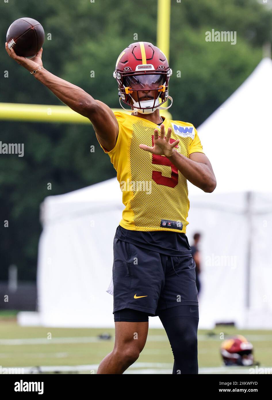 Washington Commanders Quarterback Jayden Daniels (5) Aufwärmen vor dem ersten Trainingstag vor Saisonbeginn im OrthoVirginia Training Center im Commanders Park in Ashburn VA am 24. Juli 2024 (Alyssa Howell/ Image of Sport) Stockfoto