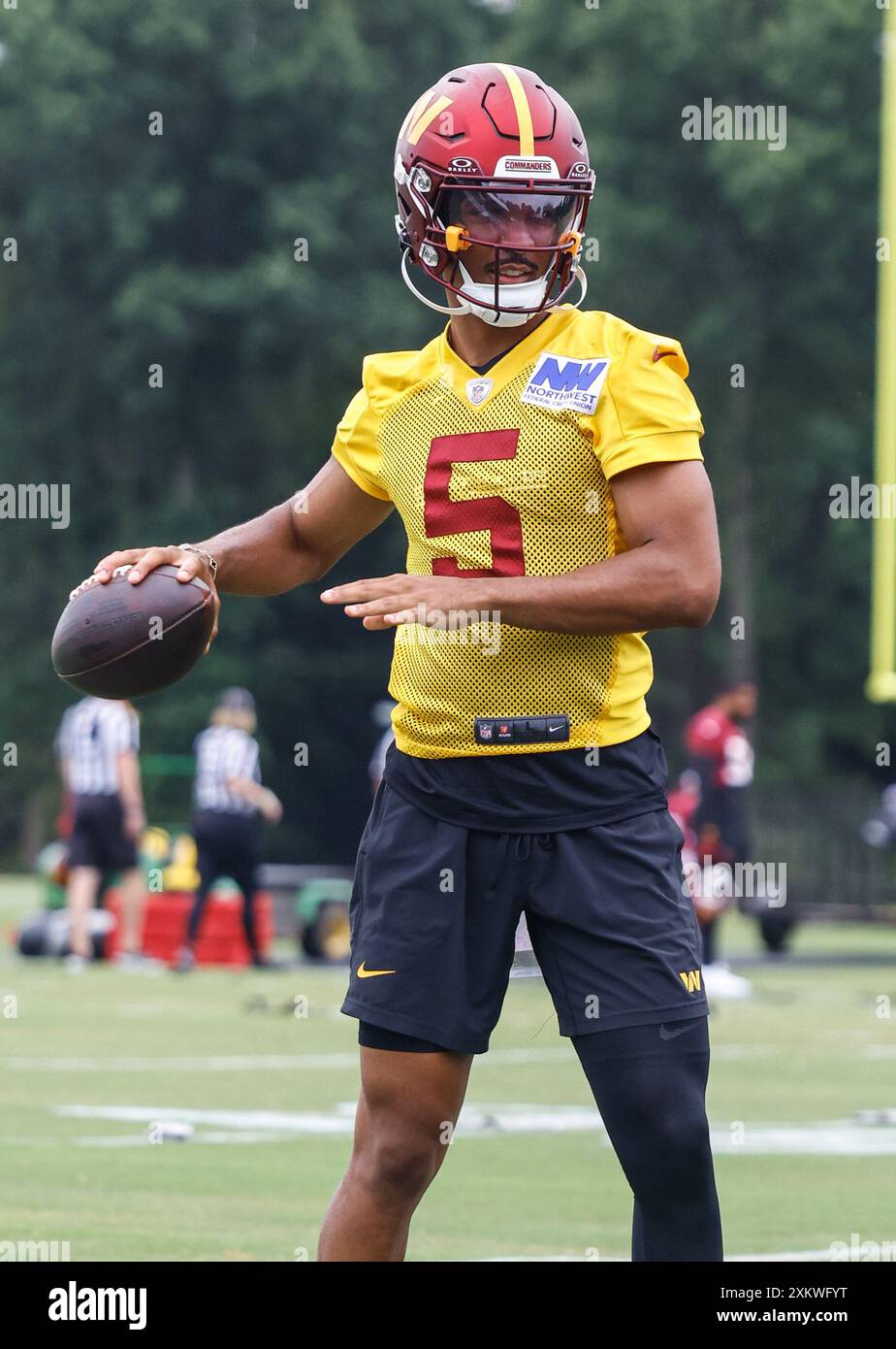Washington Commanders Quarterback Jayden Daniels (5) vor Beginn des ersten Trainingstages vor dem Saisonbeginn im OrthoVirginia Training Center im Commanders Park in Ashburn VA am 24. Juli 2024 (Alyssa Howell/ Image of Sport) Stockfoto