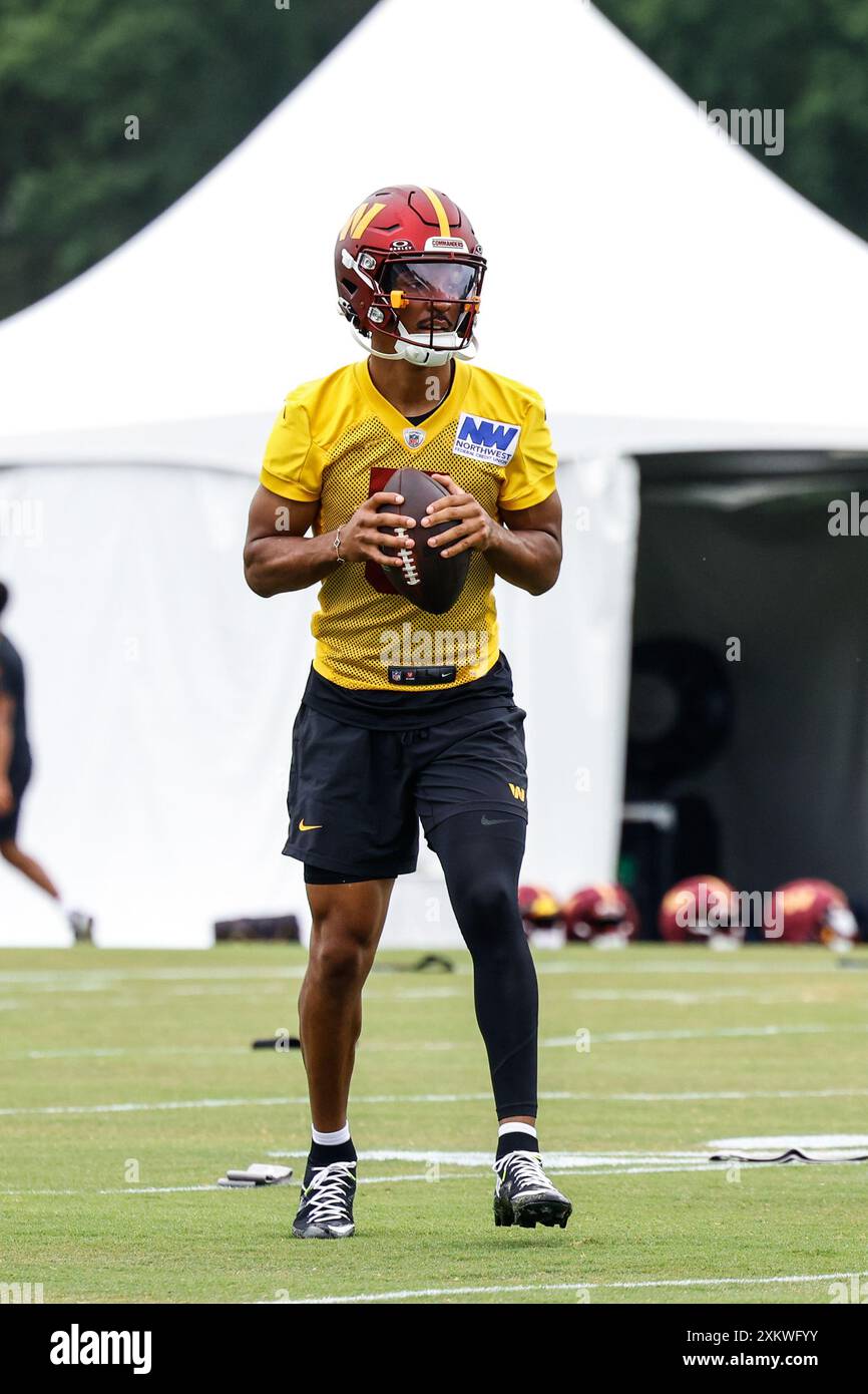 Washington Commanders Quarterback Jayden Daniels (5) Aufwärmen vor dem ersten Trainingstag vor Saisonbeginn im OrthoVirginia Training Center im Commanders Park in Ashburn VA am 24. Juli 2024 (Alyssa Howell/ Image of Sport) Stockfoto