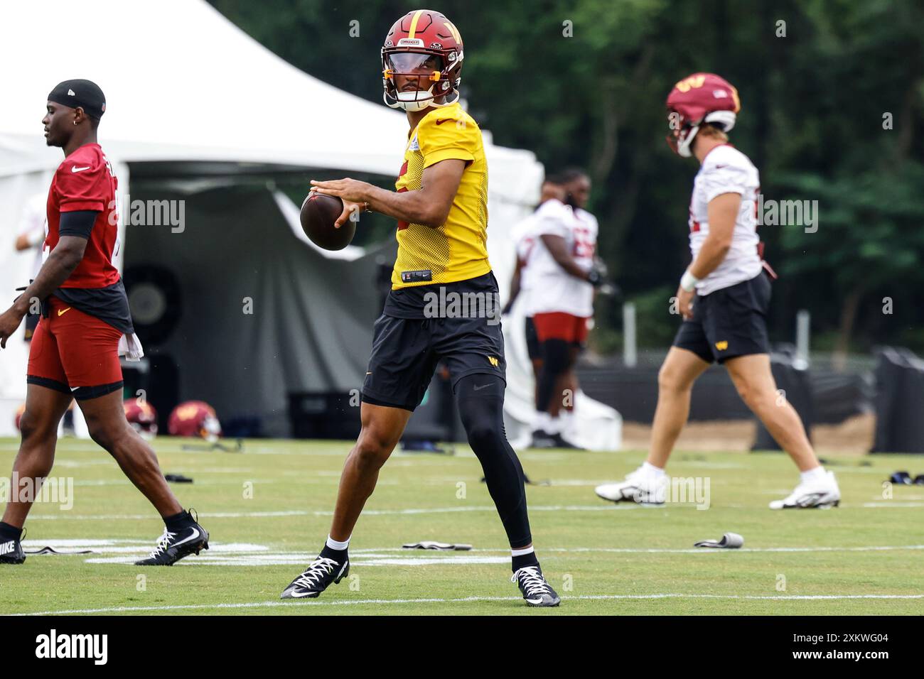 Washington Commanders Quarterback Jayden Daniels (5) Aufwärmen vor dem ersten Trainingstag vor Saisonbeginn im OrthoVirginia Training Center im Commanders Park in Ashburn VA am 24. Juli 2024 (Alyssa Howell/ Image of Sport) Stockfoto