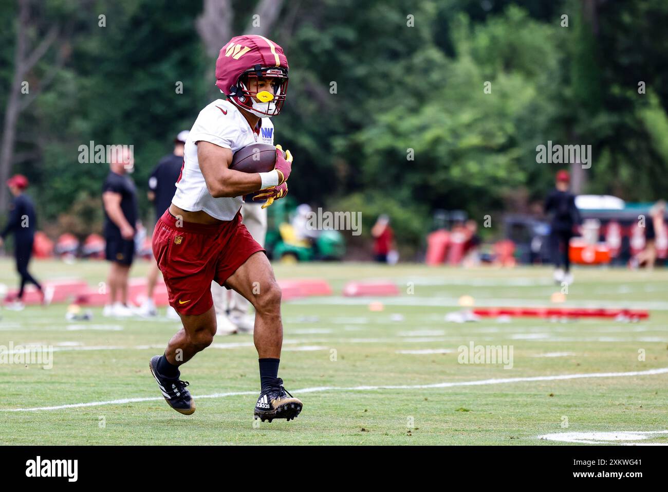 Washington Commanders Running Back Austin Eckler (30) Laufübungen Tag eins des Trainingslagers im OrthoVirginia Training Center im Commanders Park in Ashburn VA am 24. Juli 2024 (Alyssa Howell/ Image of Sport) Stockfoto
