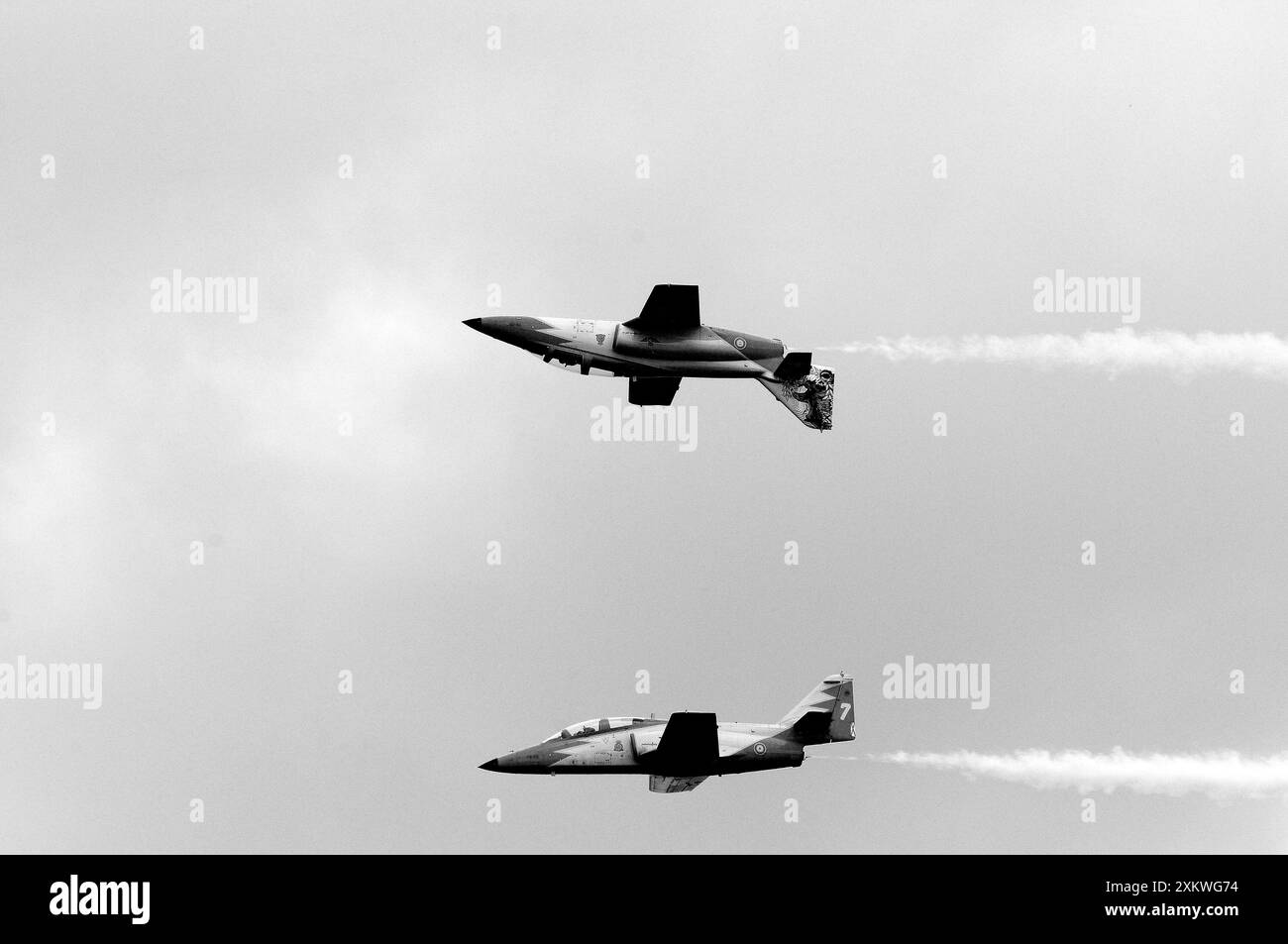 Spanisches Luftstreitteam Patrulla Aguila. Der Flug besteht aus 7 FLUGZEUGEN DES TYPS CASA C-101 Aviojet. Stockfoto