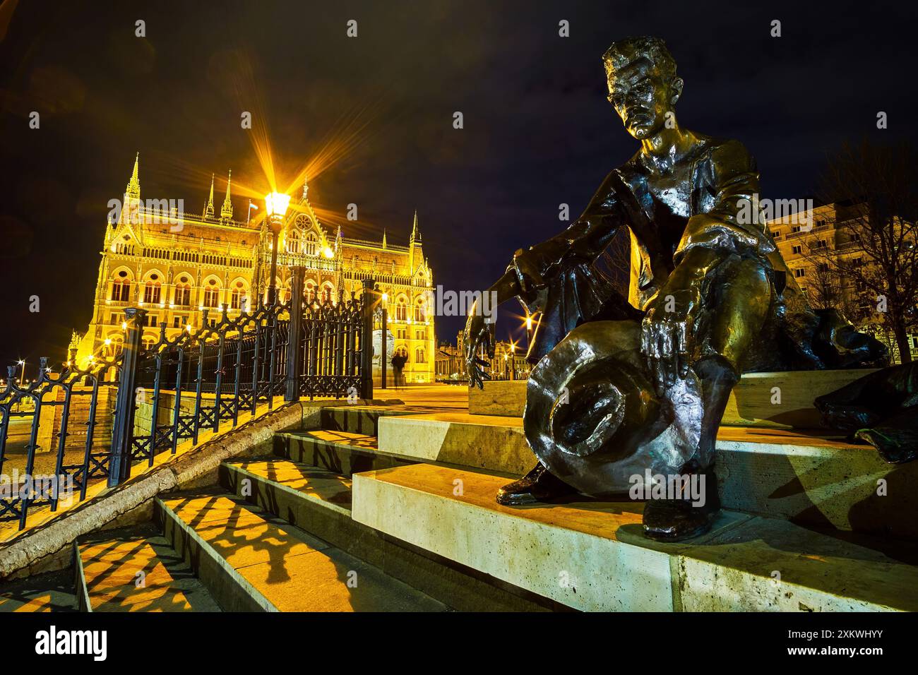 Die Statue von Attila Jozsef am Ufer des ungarischen Parlaments in der Nacht, Budapest Stockfoto