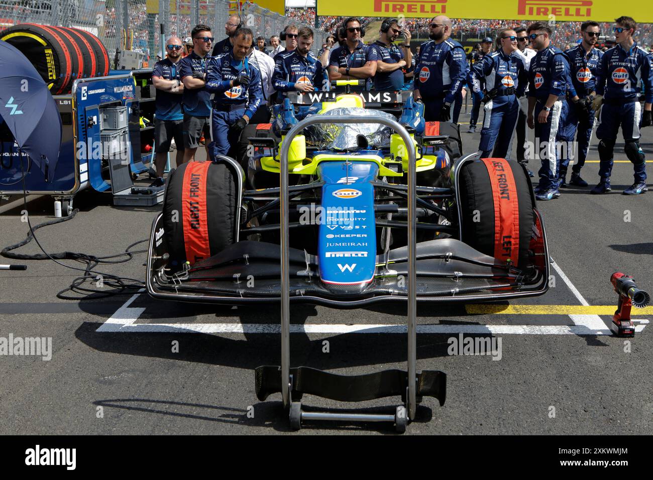 Mogyorod, Ungarn. Juli 2024. Formel 1 großer Preis von Ungarn in Hungaroring, Ungarn. Im Bild: Die Teammitglieder von Williams Racing stehen hinter Williams FW46 von Logan Sargeant (USA) vor dem Start des Rennens in der Startaufstellung © Piotr Zajac/Alamy Live News Stockfoto