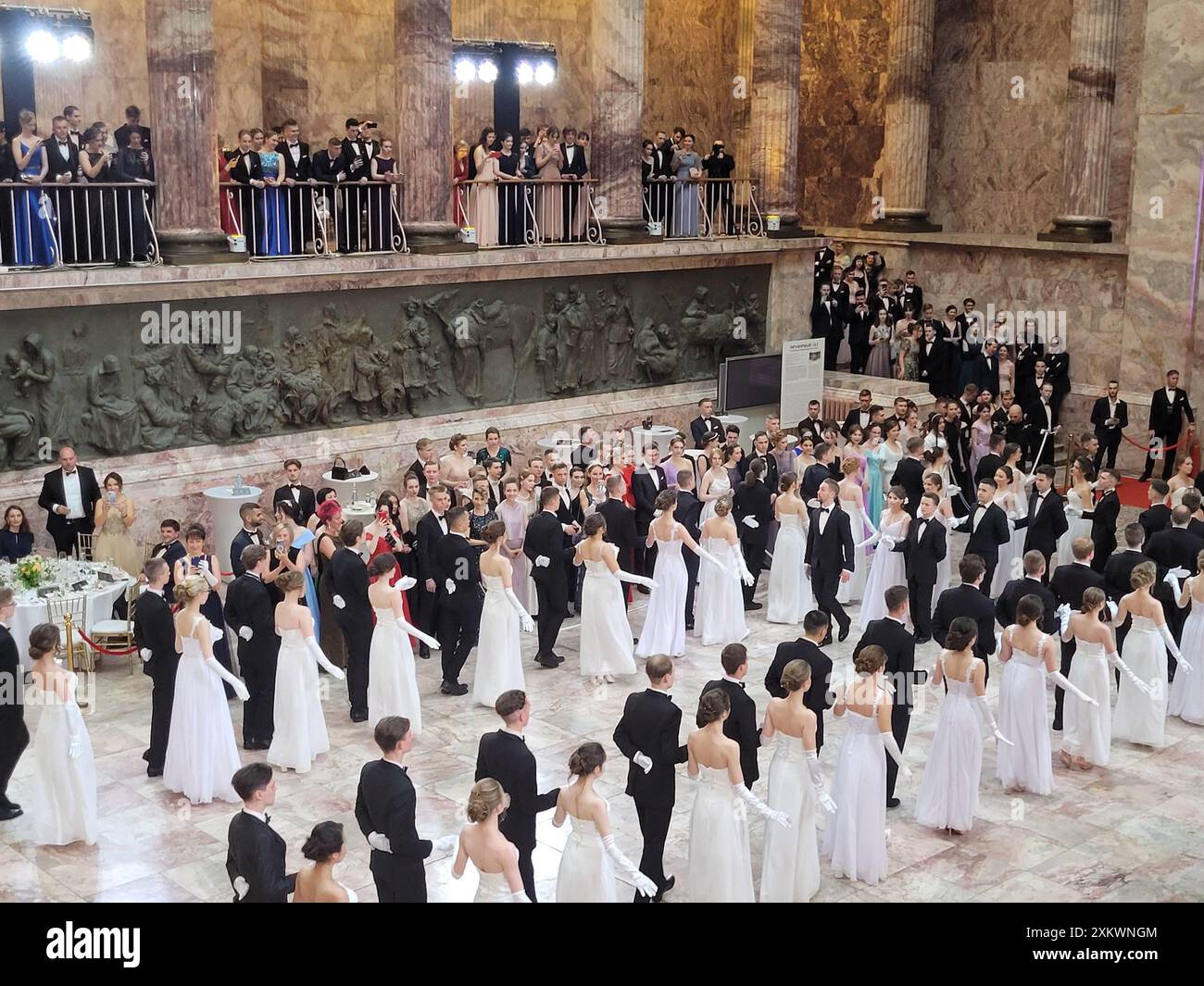 Der erste Debütant-Ball in St. Petersburg fand im Russischen Ethnographischen Museum in St. Petersburg, Russland, statt Stockfoto