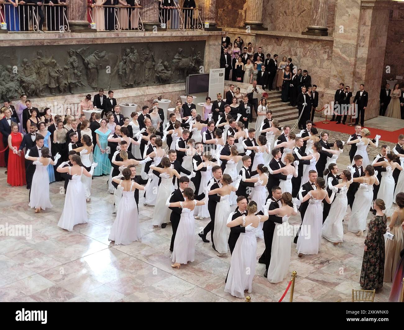 Der erste Debütant-Ball in St. Petersburg fand im Russischen Ethnographischen Museum in St. Petersburg, Russland, statt Stockfoto