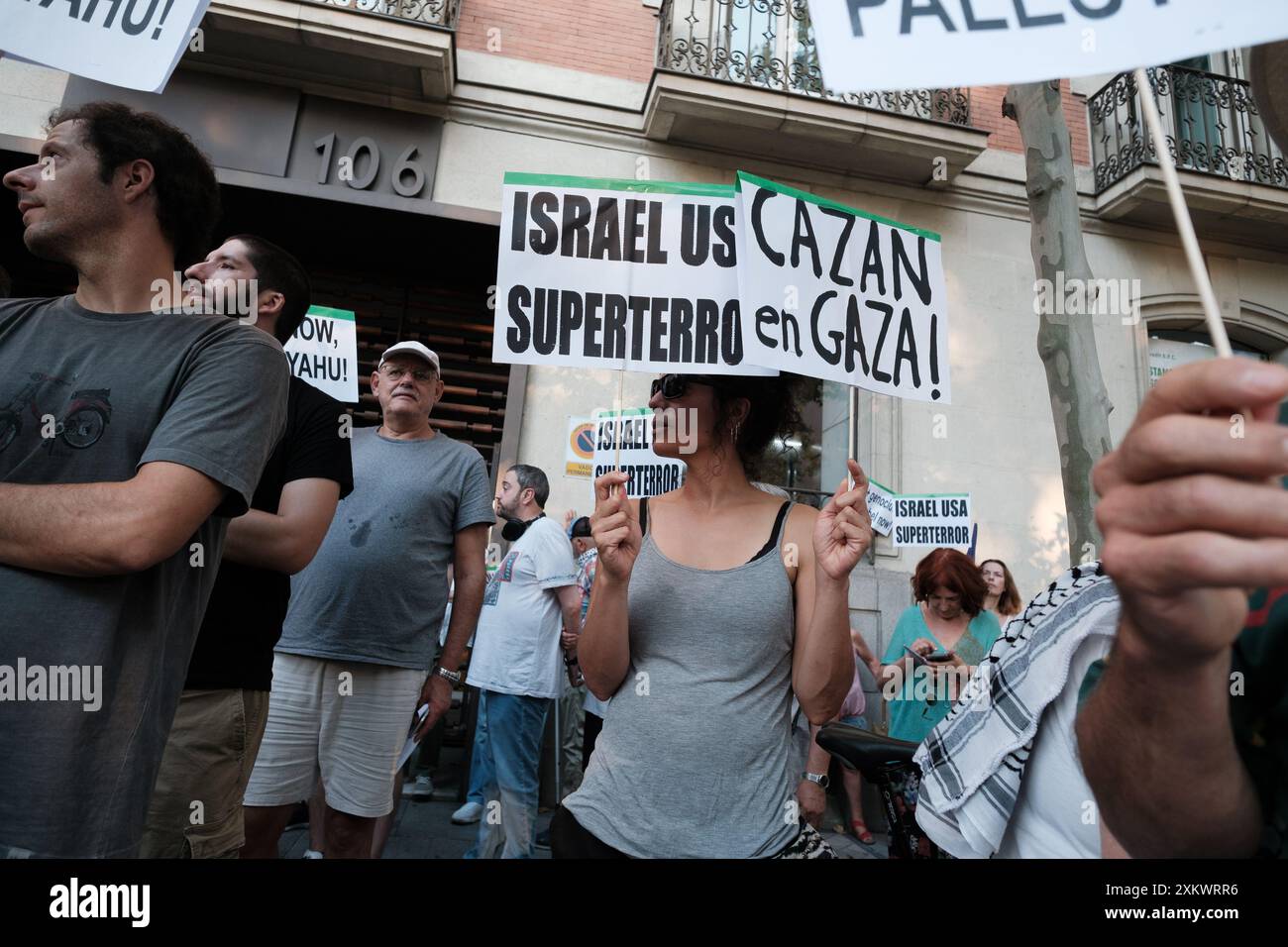 Mehrere Personen während einer Demonstration zur Verteidigung des palästinensischen Staates vor der US-Botschaft in Madrid am 24. Juli 2024 in Spanien Stockfoto