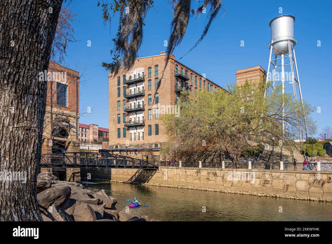 Waveshaper Island Blick auf das Eagle & Phenix Mills Gebäude und den Wasserturm entlang des Chattahoochee River in Uptown Columbus, Georgia. (USA) Stockfoto Waveshaper Island Blick auf das Eagle & Phenix Mills Gebäude und den Wasserturm entlang des Chattahoochee River in Uptown Columbus, Georgia. (USA) Stockfoto