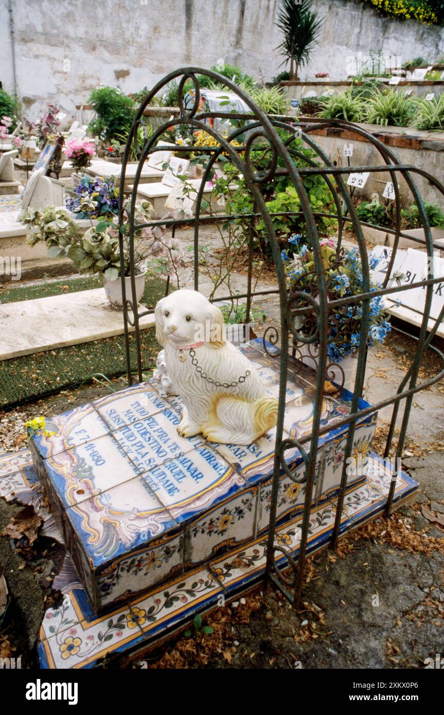HAUSTIERFRIEDHOF - Hundegrab Stockfoto