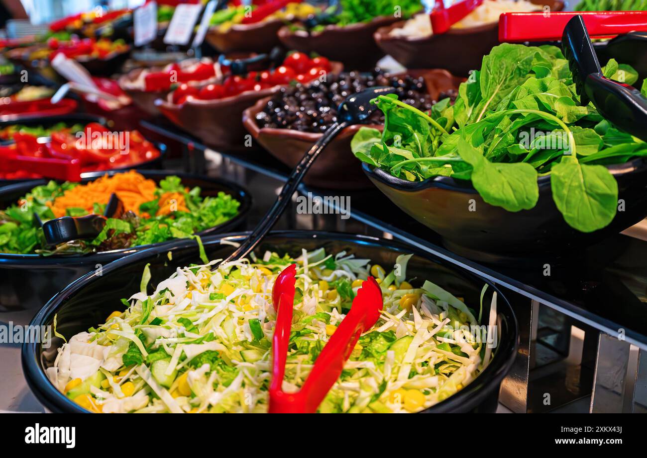 Verschiedene gehackte Gemüsesorten. All-Inclusive-Food-Konzept. Stockfoto