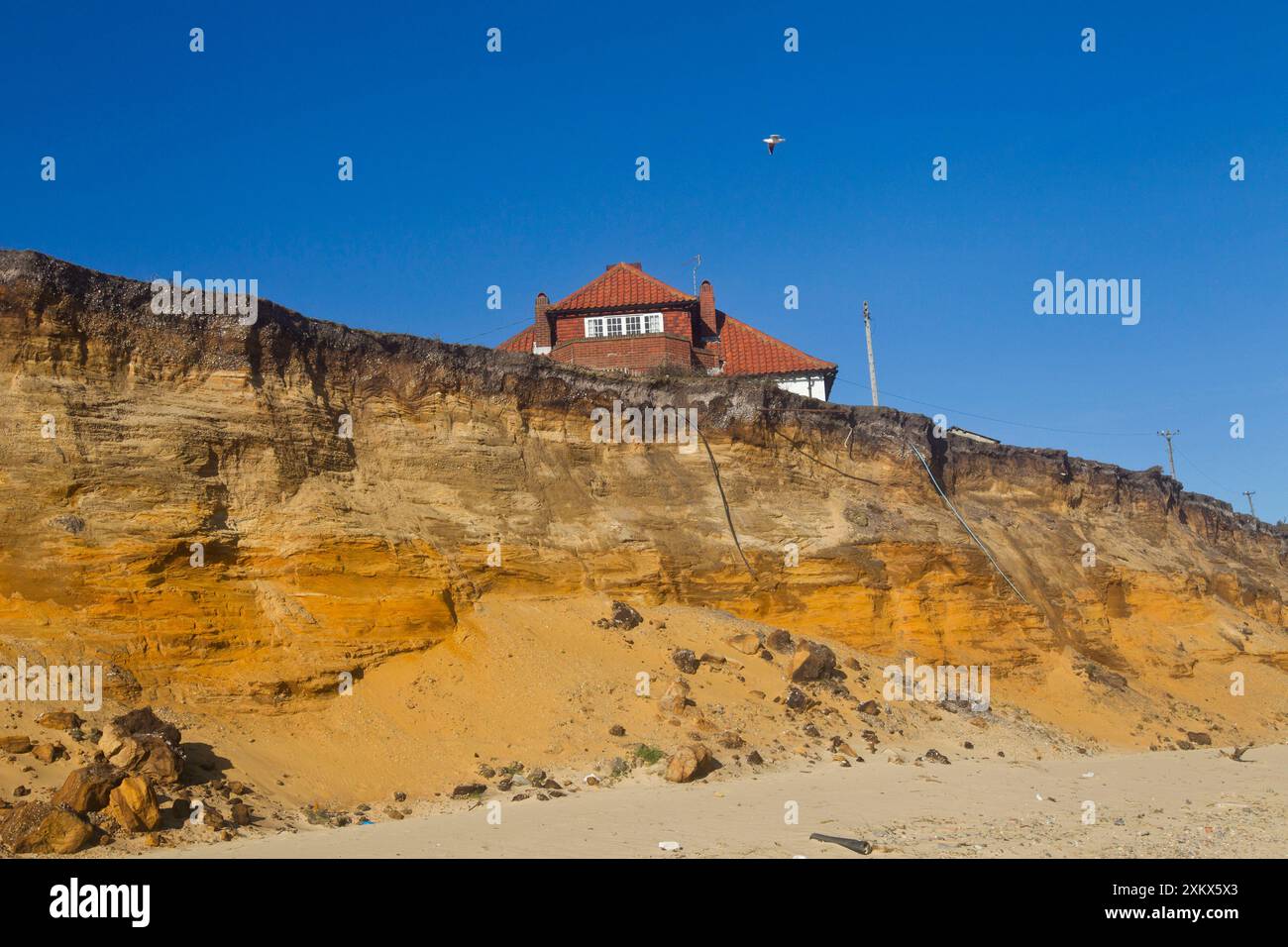 Klippenerosion - dieses Haus wird bald der Erosion zum Opfer fallen Stockfoto