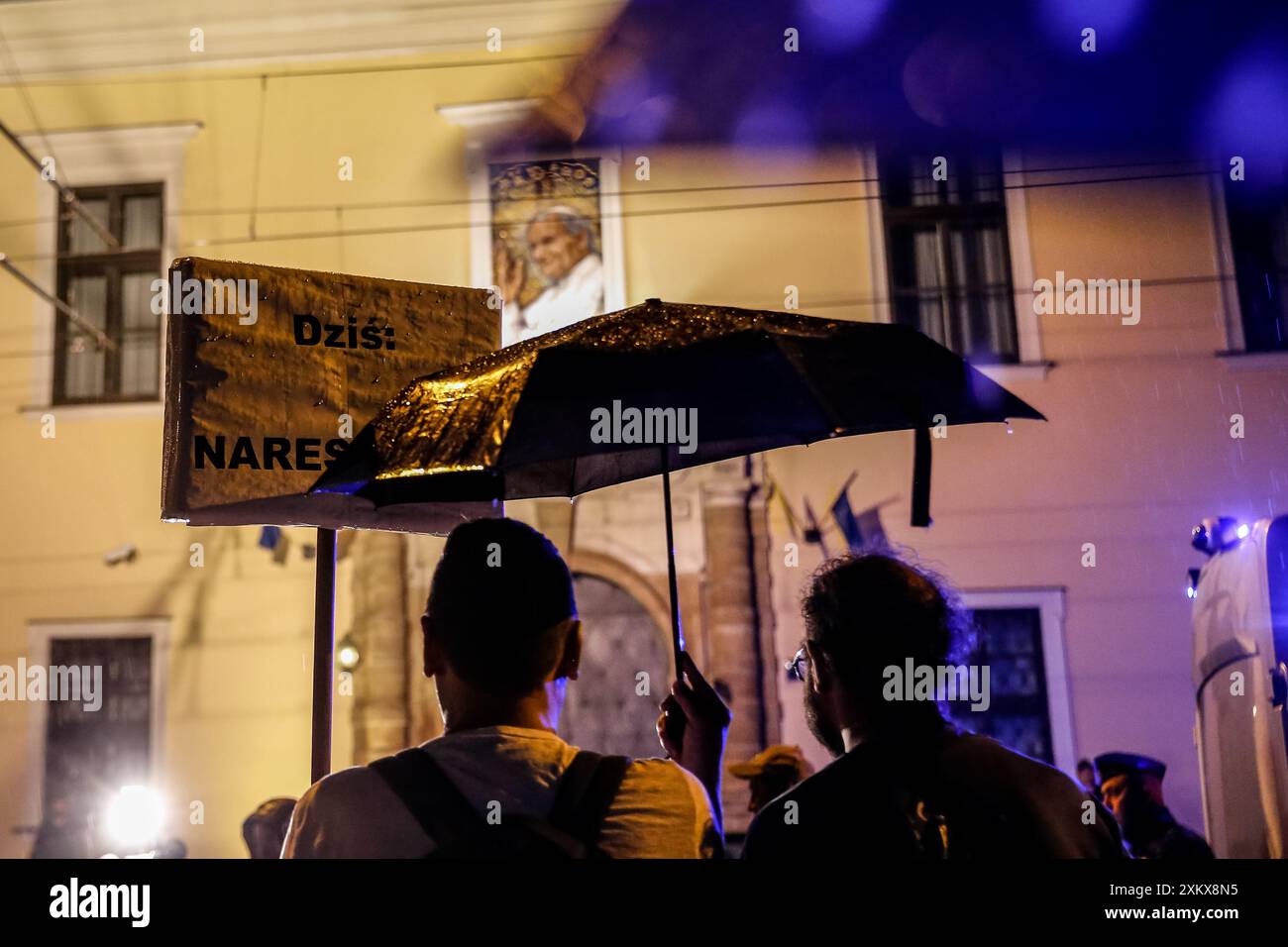 Krakau, Polen, 24. Juli 2024. Während einer Demonstration gegen Radikalismus und Polarisierung in der katholischen Kirche in Polen, die durch den höchst umstrittenen Erzbischof von Krakau, Marek Jendraszewski, vor einem Symbol für den polnischen Katholizismus, dem Fenster des Papstes, repräsentiert wird, halten die Menschen Banner. Marek Jendraszewski geht bald in den Ruhestand und sein Vermächtnis ist nach wie vor sehr umstritten. Er unterstützte Reformen in der Kirche nicht und war bekannt für radikale Ansichten, die zur Diskriminierung bestimmter Gruppen und zum Engagement in der rechten Politik aufriefen. Quelle: Dominika Zarzycka/Alamy Live News. Stockfoto