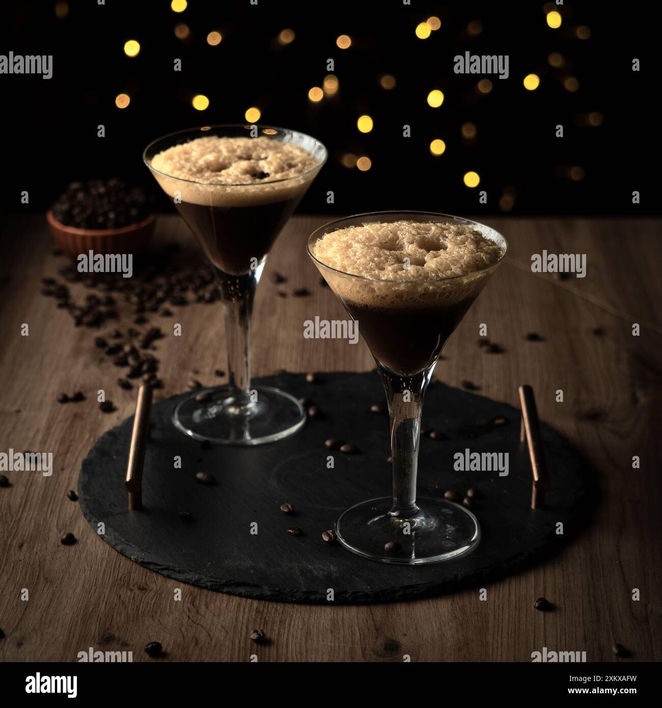 2 Espresso-Martini-Cocktails mit Bokeh-Hintergrund Stockfoto