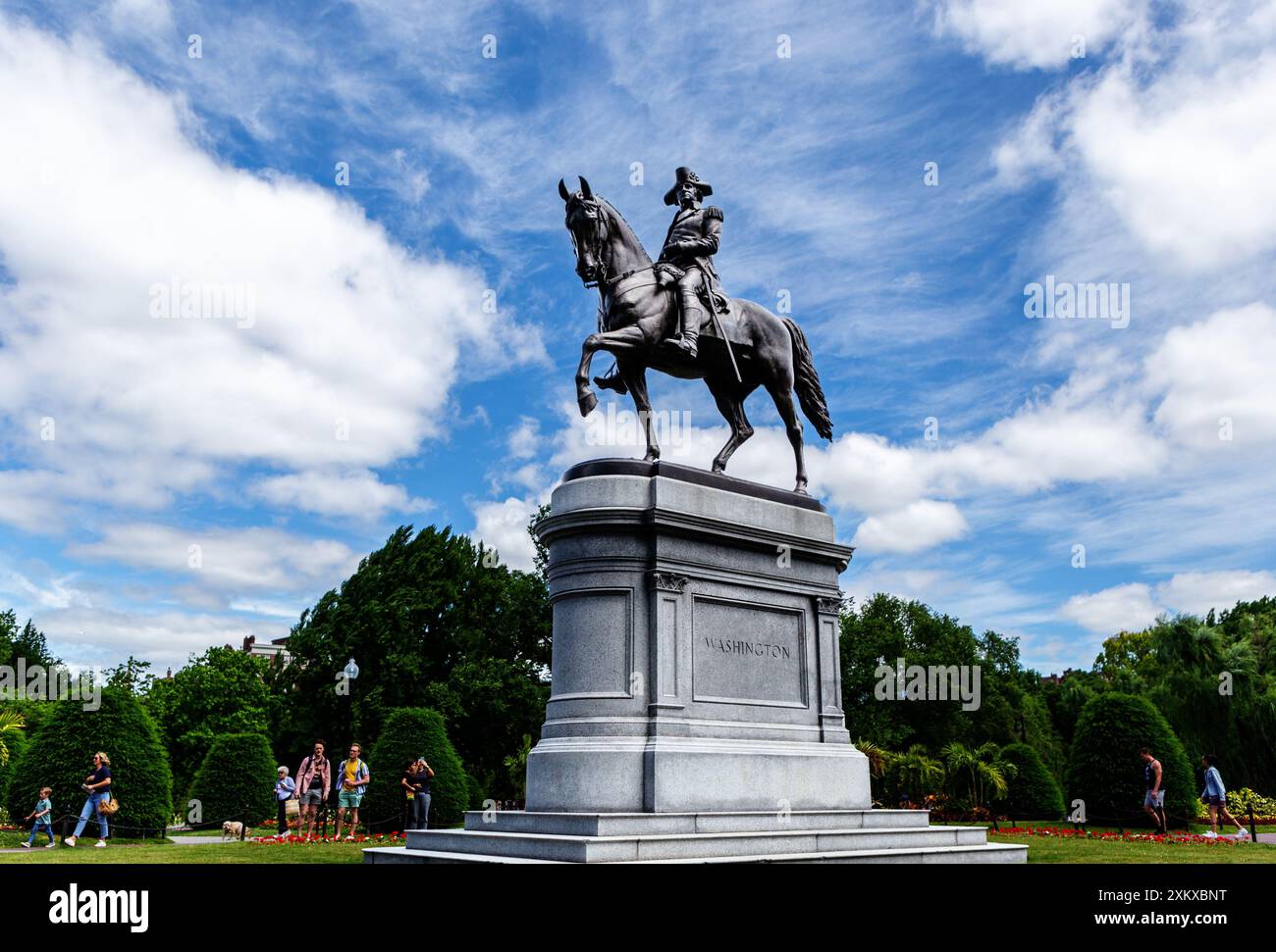 Boston, Massachusetts, USA – 18. Juni 2022: Reiterstatue von George Washington im Boston Public Garden. Bronzestatue (um 1864) auf Granitbasis. Stockfoto