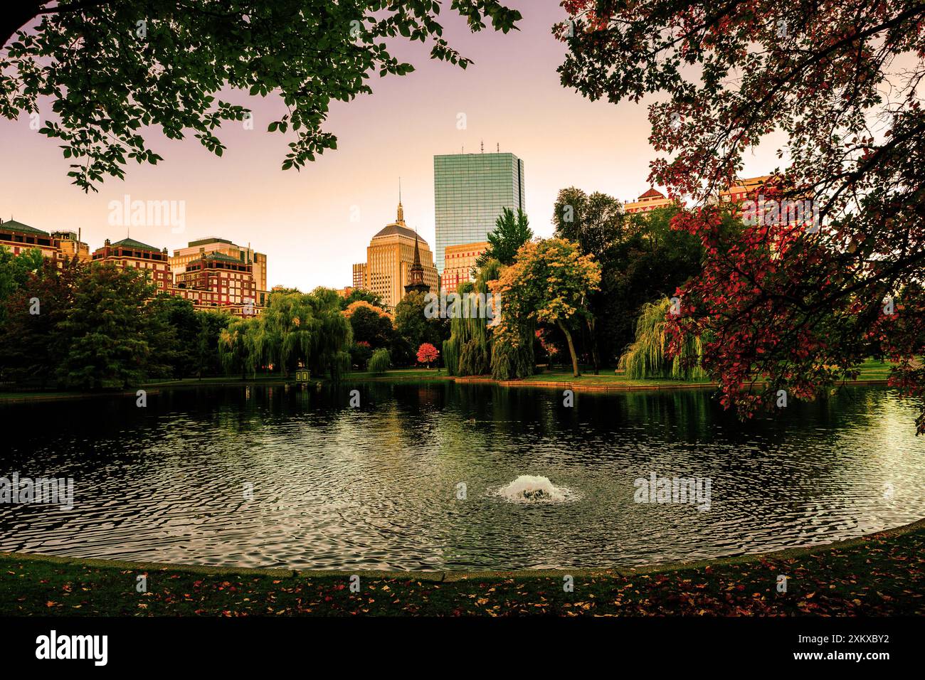 Boston, Massachusetts, USA - 15. Oktober 2022: Ein gedämpftes Bild von einem Blick über den Boston Public Garden Pond bei Sonnenaufgang im Herbst Stockfoto