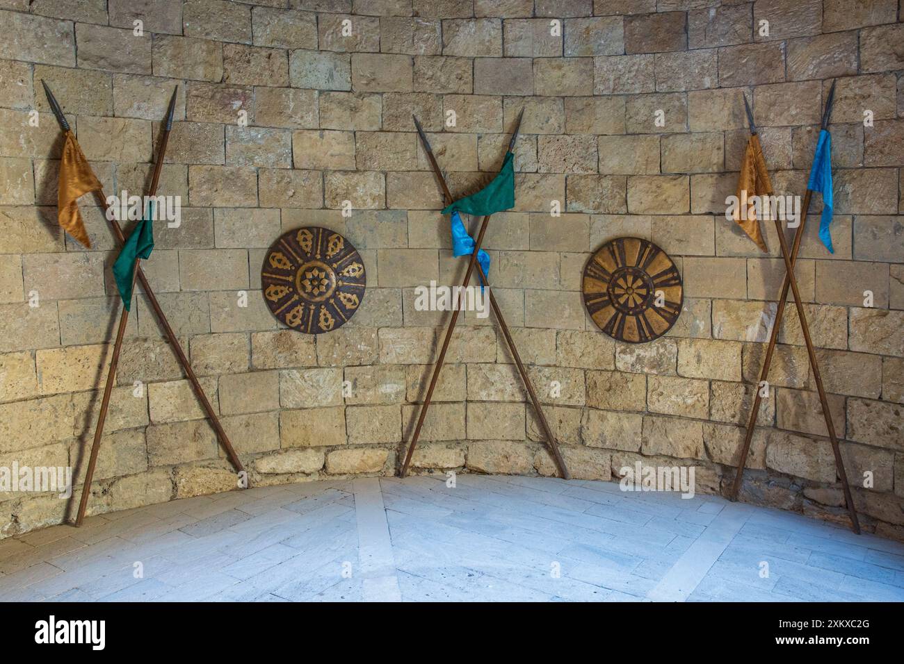 Mittelalterliche Waffen im Inneren der Burg im Archäologischen und Ethnographischen Museumskomplex in Dubandi, Aserbaidschan Stockfoto