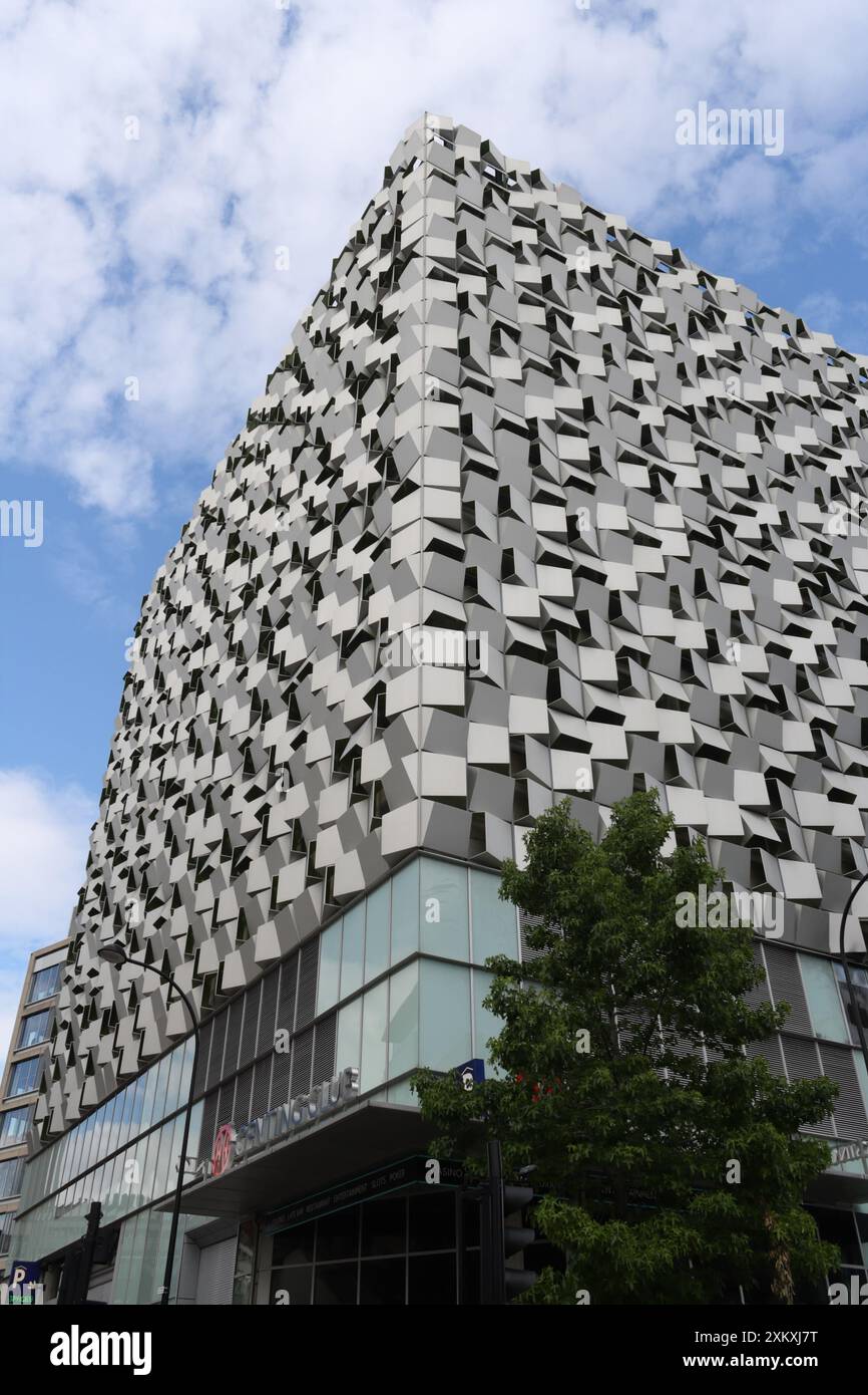 Der Parkplatz Charles Street in Sheffield England, Großbritannien. Modernistische Architektur, bekannt als Käsereibe. Metallgebäude Stockfoto