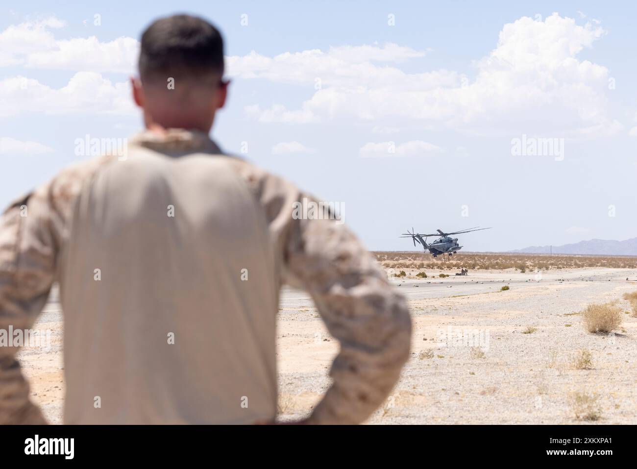 US Marine Corps Ltd. Dan Walker, Befehlshaber, Combat Logistics Battalion 2, Combat Logistics Regiment 2, 2nd Marine Logistics Group, beobachtet Helicopter Support Team Operation während der Integrierten Trainingsübung 5-24, auf Landing Zone Sandhill, Marine Corps Air Ground Combat Center Twentynine Palms, Kalifornien, 19. Juli 2024. Ziel von ITX 5-24 ist es, eine anspruchsvolle, realistische Trainingsumgebung zu schaffen, in der kampfbereite Kräfte gebildet werden, die als integrierte Marine Air-Ground Task Force (MAGTF) eingesetzt werden können. (Foto des U.S. Marine Corps von Lance CPL. Jessica J. Mazzamuto) Stockfoto