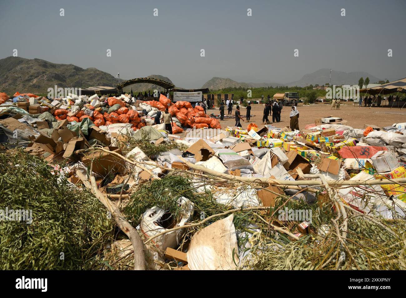 24. Juli 2024, Peshawar, Peshawar, Pakistan: PESHAWAR, PAKISTAN - 24. JULI: Direktion für Nachrichtendienste und Ermittlungen Zoll-FBR-Beamte verbrennen beschlagnahmte illegale Waren, Direktion für Nachrichtendienste und Ermittlungen Zoll-FBR zerstörte Zigaretten, Betanüsse und verschiedene Waren, die während verschiedener Ermittlungen in Shahkas, Bezirk Khyber, beschlagnahmt wurden. Vernichtungszeremonie von Zigaretten, Betanüssen und sonstigen Waren, die während verschiedener Durchschläge in Shahkas, Bezirk Khyber, an der Shakas Jamrud Road in Peshawar, Pakistan am 24. Juli 2024 beschlagnahmt wurden. (Bild: © Hussain Ali/ZUMA Press Wire) Stockfoto