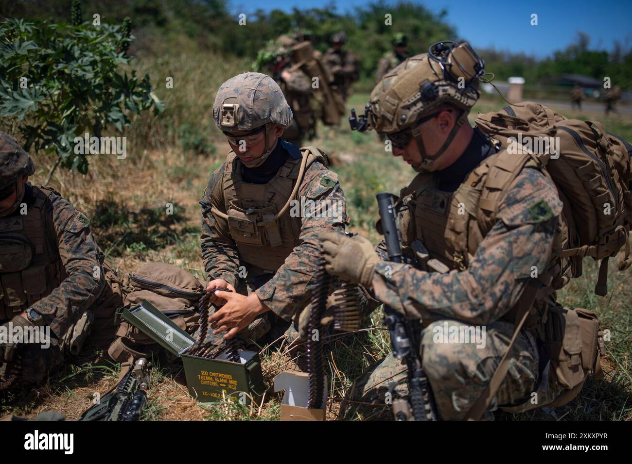 US-Marines der 15. Marine Expeditionary Unit, des Bataillons Landing Team 1/5, der Cherokee Company 1st Platoon und des 3rd Littoral Combat Teams, der Chaos Company nehmen an einer Landangriffsübung auf der Bellows Air Force Station während der Übung Rim of the Pacific (RIMPAC) am 24. Juli Teil. 29 Nationen, 40 Überlandschiffe, drei U-Boote, 14 nationale Landstreitkräfte, mehr als 150 Flugzeuge und 25.000 Mitarbeiter nehmen an der Rim of the Pacific Exercise (RIMPAC) auf und um die hawaiianischen Inseln vom 27. Juni bis 1. August Teil. RIMPAC ist die weltweit größte internationale Übung im Seeverkehr und bietet eine einzigartige Ausbildung Stockfoto