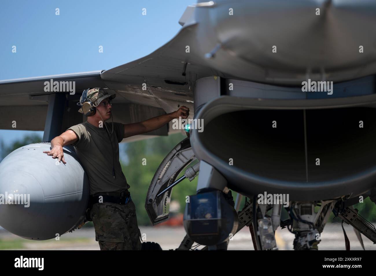 Ein US-Luftmann, der der 169th Aircraft Maintenance Squadron, South Carolina Air National Guard, zugewiesen ist, bereitet einen F-16-Kampfjet vor, der dem 169th Fighter Wing zugewiesen wurde, um nach einer Heißgrube-Tankung während der Übung Caribbean Fox auf der Muñiz Air National Guard Base, Carolina, Puerto Rico, am 23. Juli 2024 zu starten. Caribbean Fox wurde entwickelt, um Teilnehmer an dynamischen Schulungsszenarien während eines Zeitraums von zwei Wochen herauszufordern und maßgeschneiderte Schulungen anzubieten, um die Anforderungen an die Bereitschaft zur Agile Combat Employment (ACE) zu erfüllen. (Foto der U.S. Air National Guard von Airman 1st Class Vic Stockfoto