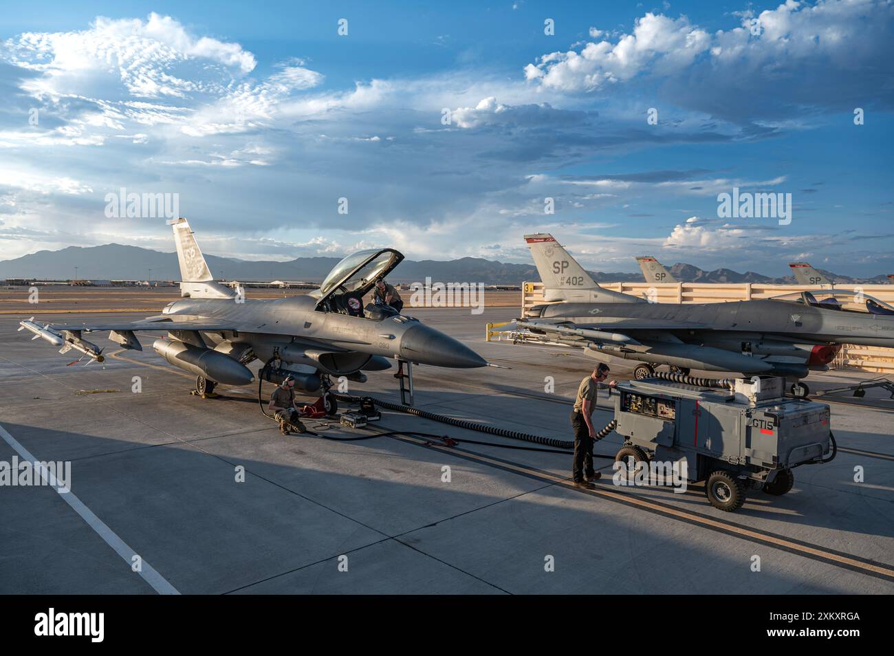 Avionik-Flieger, die der 52nd Fighter Generation Squadron auf der Spangdahlem Air Base, Deutschland, zugewiesen wurden, arbeiten an einer F-16 cm, bevor sie am 23. Juli 2024 während einer Nachtmission während der Red Flag-Nellis-Nellis 24-3 auf der Nellis Air Force Base in Nevada arbeiteten. Die Warnflagge bietet die Gelegenheit, die Bereitschaft und Schulung zu verbessern, die erforderlich sind, um gemeinsam auf jede mögliche Krise oder Herausforderung auf der ganzen Welt zu reagieren. (Foto der U.S. Air Force von William R. Lewis) Stockfoto