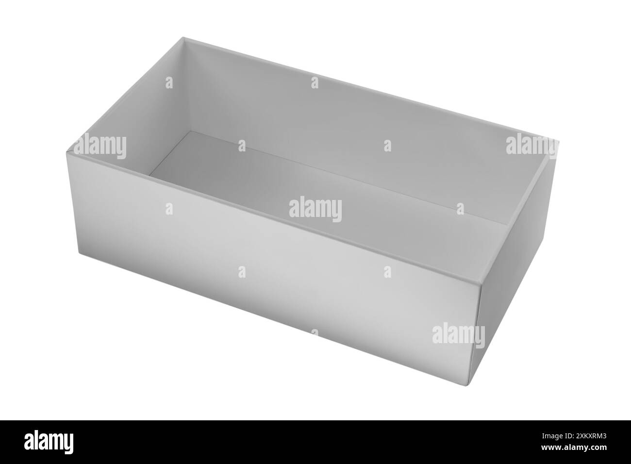 Leere rechteckige, weiße Kartonschachtel isoliert auf weißem Hintergrund. Ideal für Verpackungs-, Versand- oder Lagerkonzepte. Stockfoto