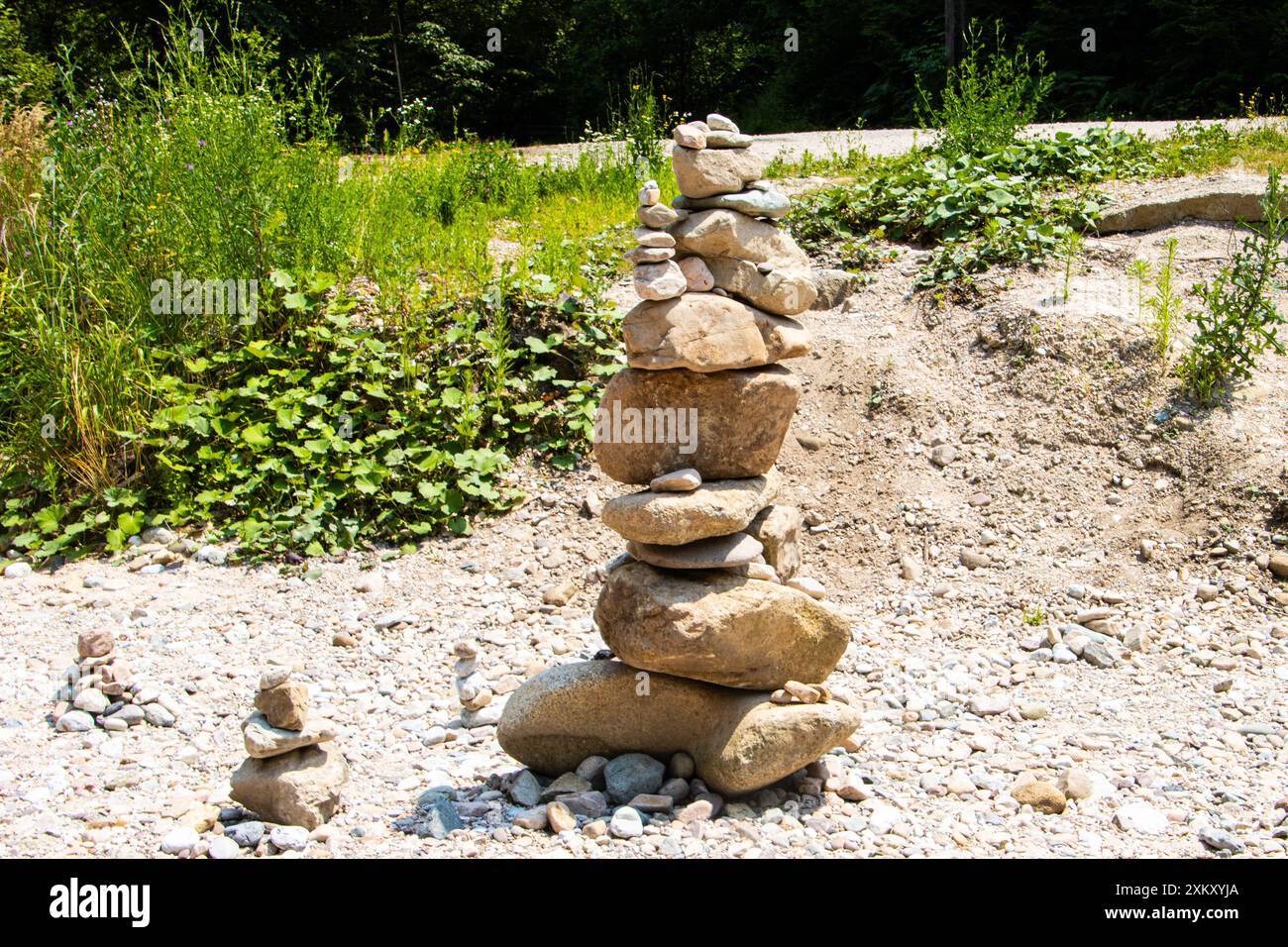 Steine, die übereinander gestapelt sind und einen Turm bilden. Steinstapel an einem Flussufer in Bihor, Rumänien Stockfoto
