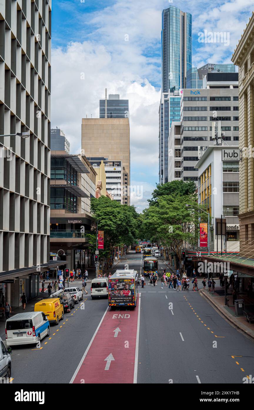 Blick auf die Adelaide Street, gesäumt von der Hochhausarchitektur und dem Verkehr von der Überführung, die zum ANZAC Square Gedenkgarten führt. Stockfoto