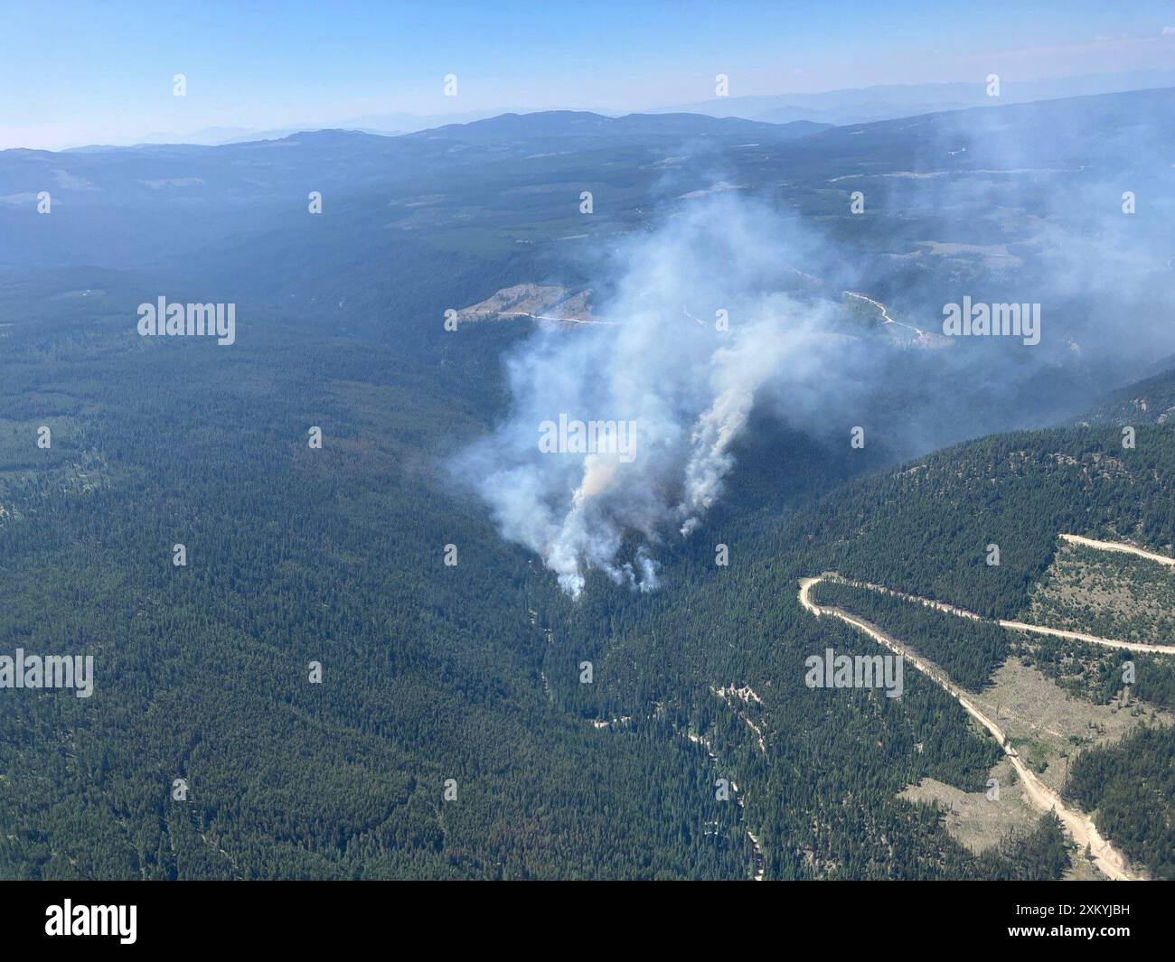 (240725) -- BRITISH COLUMBIA, 25. Juli 2024 (Xinhua) -- ein Luftdrohnenfoto vom 24. Juli 2024 zeigt Rauch, der von Waldbränden am Lower Campbell Creek, etwa 50 km südlich von Kelowna in British Columbia, Kanada, auftaucht. Am Mittwochnachmittag gab es laut BC Wildfire Service 434 aktive Waldbrände in der Provinz British Columbia. (BC Wildfire Service/Handout über Xinhua) Stockfoto