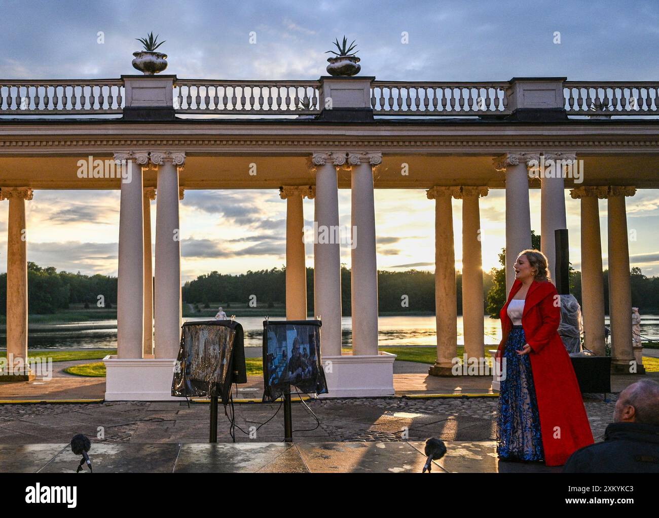 Rheinsberg, Deutschland. Juli 2024. Die Schweizer Sopranistin Fanny Utiger als Dido singt auf der Bühne in einer Szene aus der Oper „Dido – Königin von Karthago“ von Niccolò Piccinni im Hof der Burg Rheinsberg. Diese Opernrarität wird vom 25. Bis 28. Juli 2024 im Rahmen der Kammeroper Rheinsberg als halbszenische Aufführung in französischer Sprache aufgeführt, um junge Sänger zu fördern. Quelle: Jens Kalaene/dpa/ZB/dpa/Alamy Live News Stockfoto