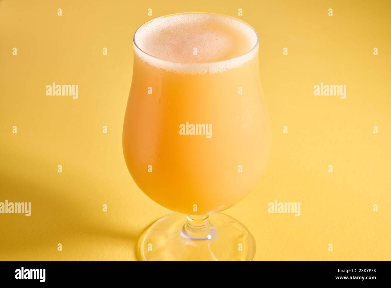 New England Hazy IPA von oben auf solidem Hintergrund Stockfoto